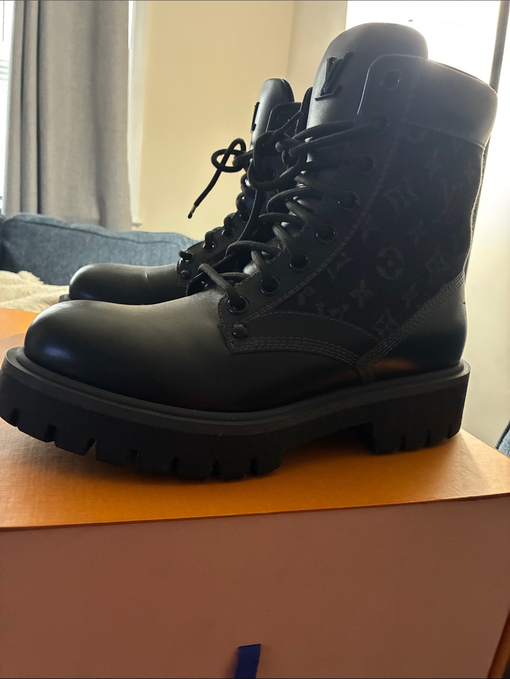 Lv boots - Picture 5 of 6
